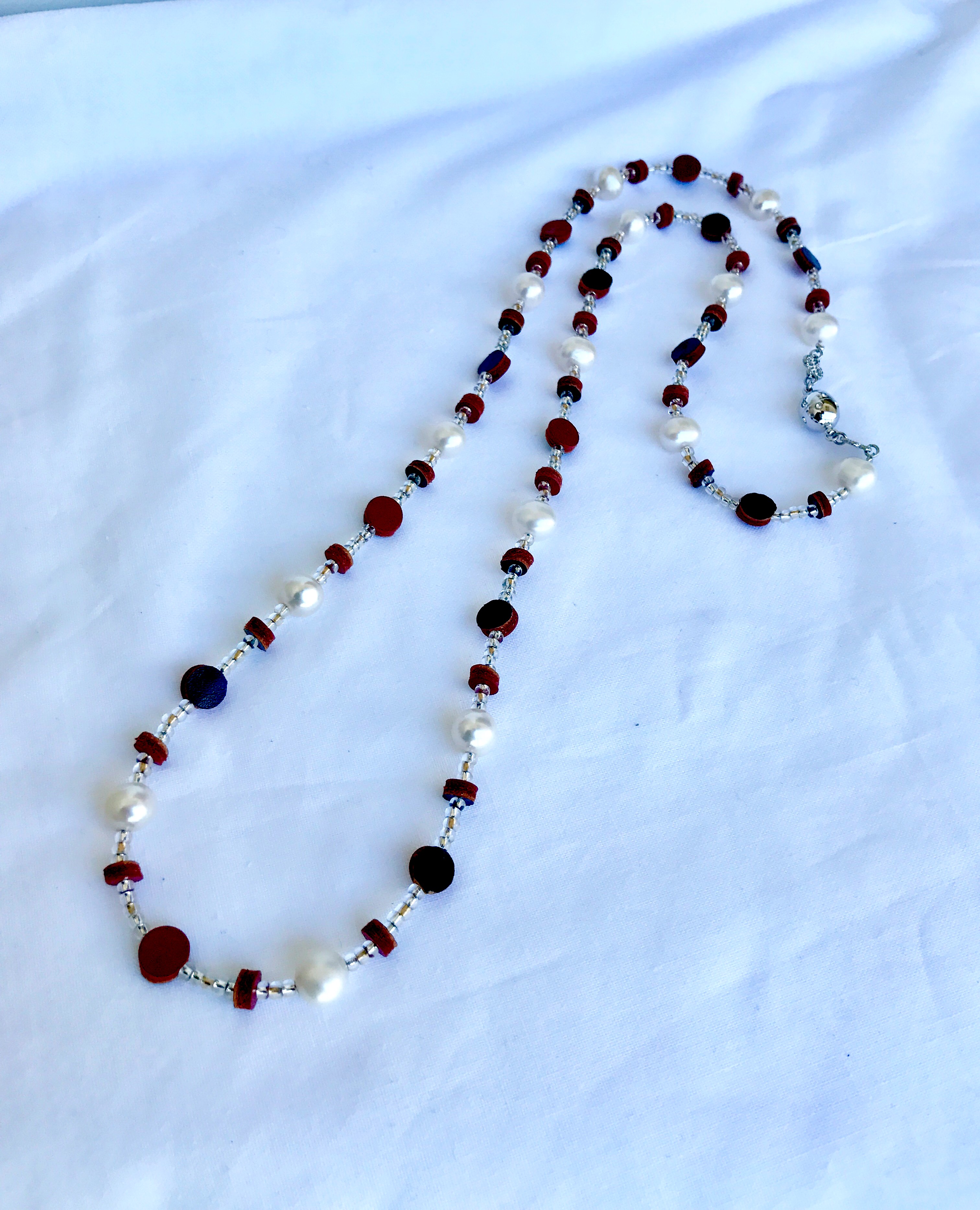 淡水パールと皮のネックレス