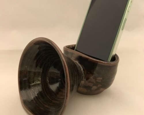 陶器スピーカー ハンドメイド スマホスタンド リフレクター 茶×黒 陶器スピーカー ハンドメイド スマホリフレクター 茶×黒 - メルカリ