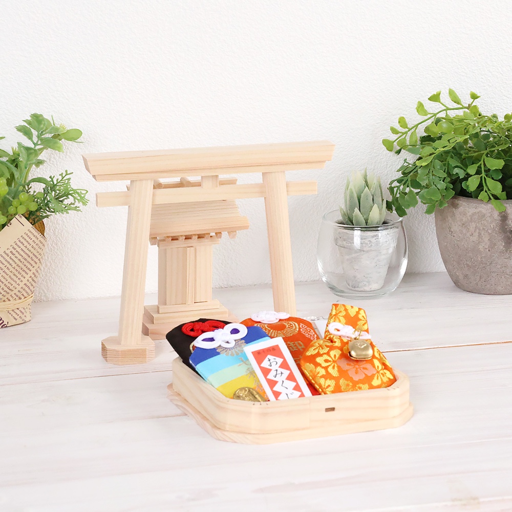 一番小さなお宮さん / お守り飾り たくさんのお守りを大切に祀る 鳥居の付いた 小さな神棚 国産ひのき使用