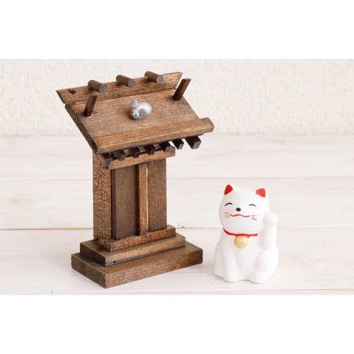 おみくじ台の猫