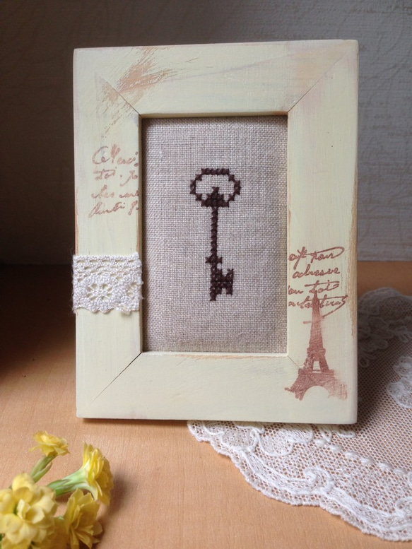 アンティーク調クロスステッチ刺繍の額飾り（鍵モチーフ