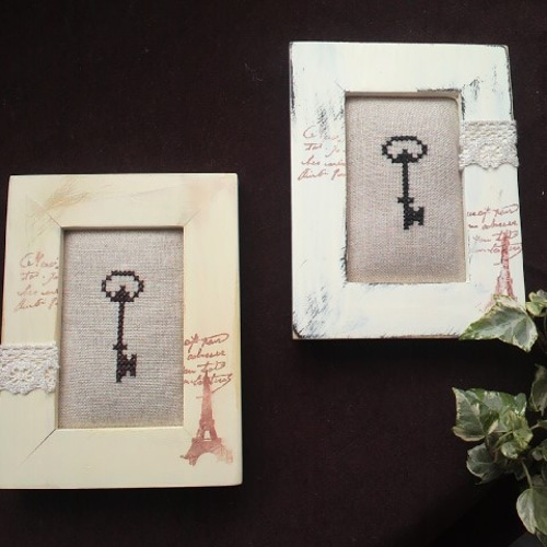 アンティーク調クロスステッチ刺繍の額飾り（鍵モチーフ