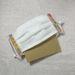ホワイトWガーゼ＆リバティプリント　タック立体マスク 【大人用・ピンク】 フィルターポケット付き 4枚目の画像