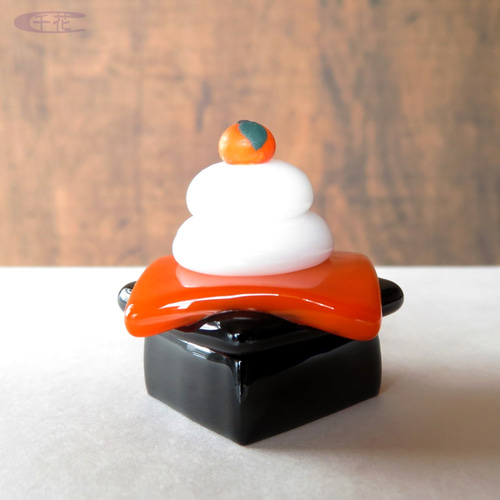 鏡餅と三宝、台座　ガラス細工　ミニチュア 飾りだな(三宝)つき 橙をのせたミニチュア鏡もち✨ 鏡餅