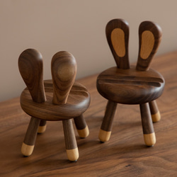 ウサギ椅子のデザイン 木製スマホスタンド ウオルナットウッド 2枚目の画像