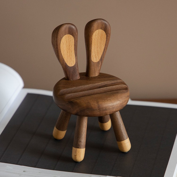 ウサギ椅子のデザイン 木製スマホスタンド ウオルナットウッド 3枚目の画像