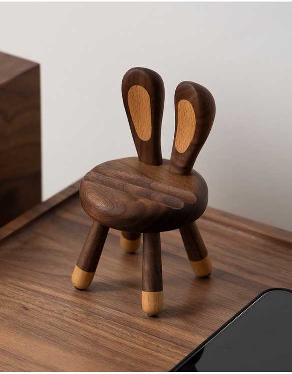 ウサギ椅子のデザイン 木製スマホスタンド ウオルナットウッド 5枚目の画像