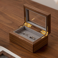 『彫刻名入れ無料』ウオルナットウッド&グラス　高級感のあるデザイン 木製指輪入れ イヤリング＆指輪ケース リングケース 4枚目の画像