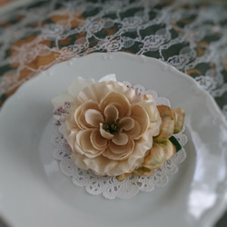 淡いクリーム色ラナンキュラスのお花コサージュ 1枚目の画像