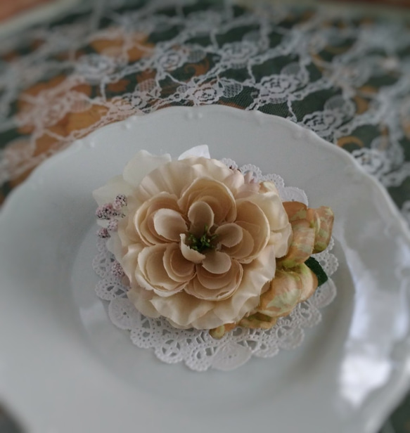 淡いクリーム色ラナンキュラスのお花コサージュ 1枚目の画像