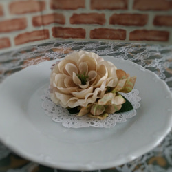 淡いクリーム色ラナンキュラスのお花コサージュ 2枚目の画像