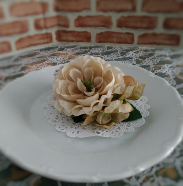 淡いクリーム色ラナンキュラスのお花コサージュ 2枚目の画像
