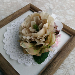 淡いクリーム色ラナンキュラスのお花コサージュ 5枚目の画像