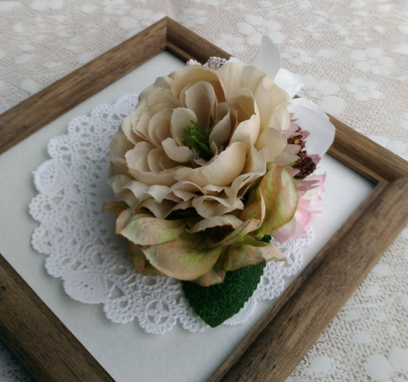 淡いクリーム色ラナンキュラスのお花コサージュ 5枚目の画像