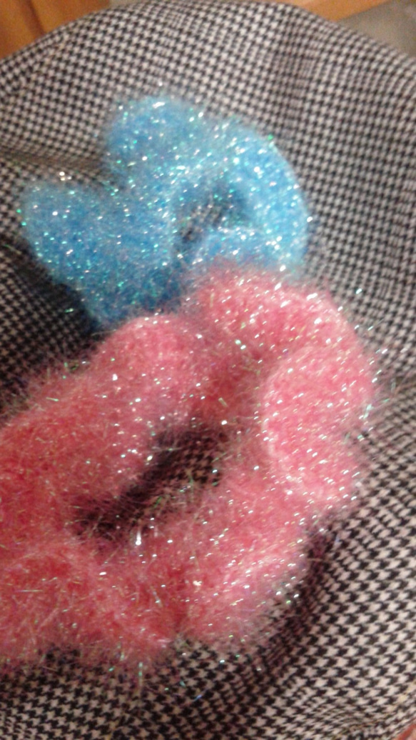 キラキラ毛糸の編みシュシュ　ピンクと水色　リメイク品 1枚目の画像