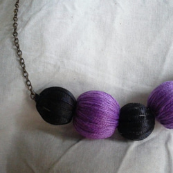 巻き玉ネックレス　黒と紫 2枚目の画像