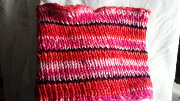 ピンクの段染め糸で編んだネックウォーマー 2枚目の画像