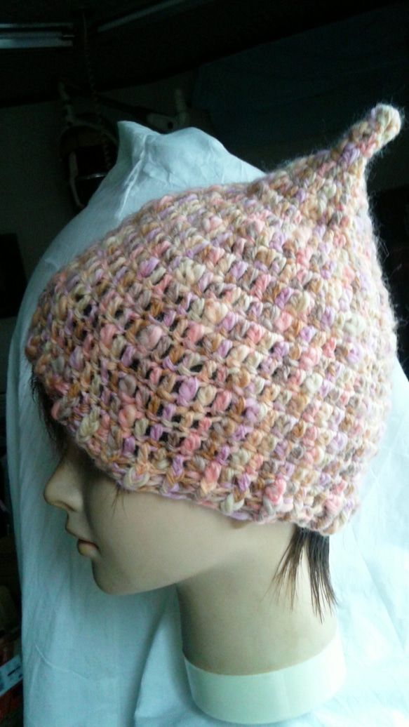 ウールの手編み帽子　とんがりピンク 2枚目の画像