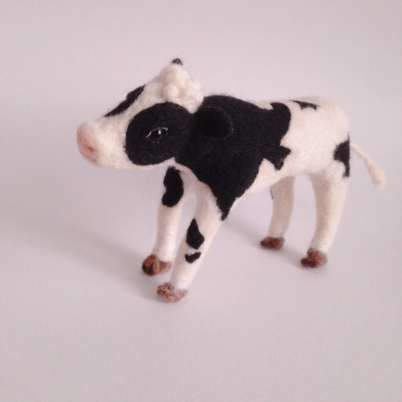【受注製作】羊毛フェルト 牛さんのフィギュア 2枚目の画像