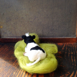 羊毛フェルト 縁起のいい座る牛さんのフィギュア 3枚目の画像