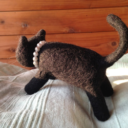 真珠の首飾りの黒猫【受注生産】 3枚目の画像