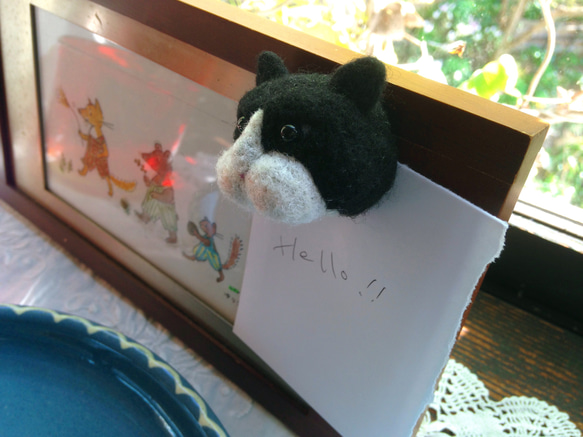 【羊毛フェルト】ハチワレ猫さんの顔面マグネット 3枚目の画像