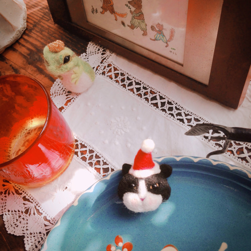 羊毛フェルト】ハチワレ猫サンタのマグネット/クリスマス マグネット  
