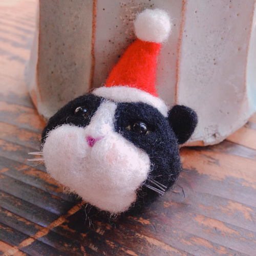 羊毛フェルト】ハチワレ猫サンタのマグネット/クリスマス マグネット  