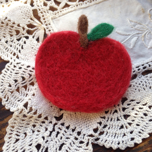 名入れ可】羊毛フェルト りんごのブローチ ブローチ fab! HandWorks