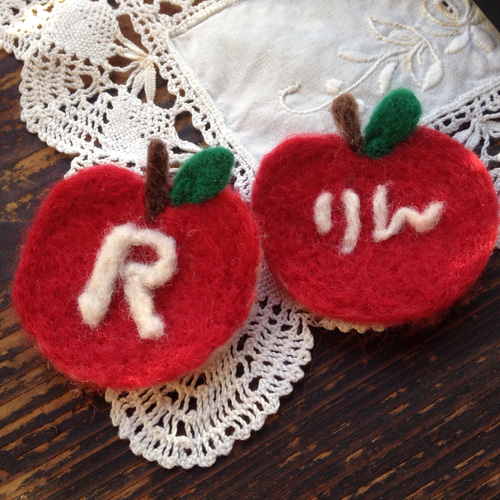 [専用　こり様]刺繍 フェルト ブローチ りんご ハンドメイド＊コメント必須 名入れ可】羊毛フェルト りんごのブローチ ブローチ fab! HandWorks