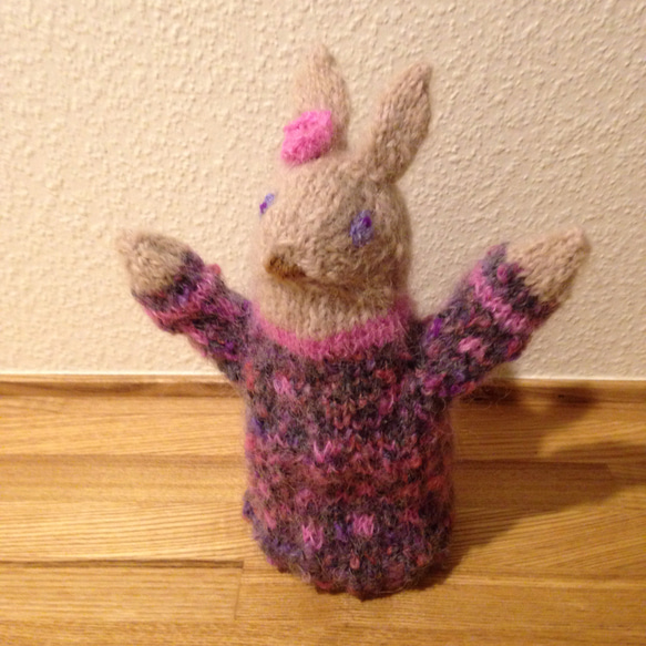【北欧風】ピンクの花飾りのウサギの編みぐるみ 5枚目の画像