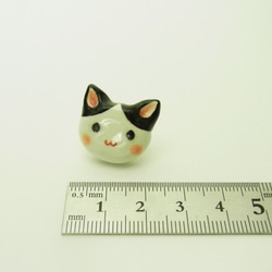 再販・まめねこのピンバッジ（はちわれ） 2枚目の画像