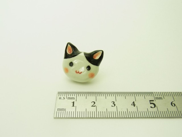 再販・まめねこのピンバッジ（はちわれ） 2枚目の画像