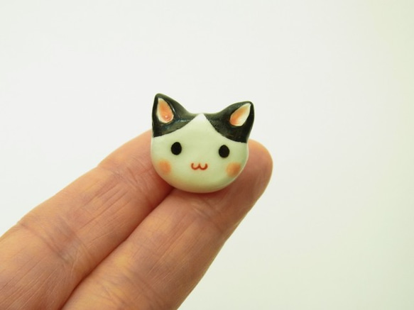 再販・まめねこのピンバッジ（はちわれ） 6枚目の画像