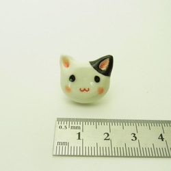 まめねこのピンバッジ（くろぶち） 2枚目の画像