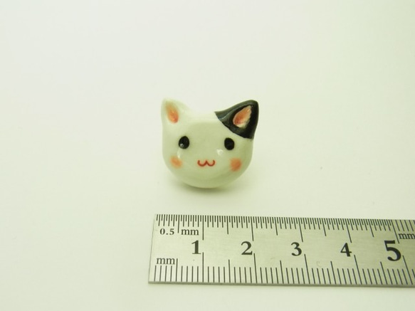 まめねこのピンバッジ（くろぶち） 2枚目の画像