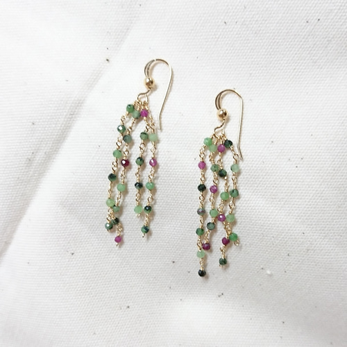 赤と緑色のルビーインゾイサイトのシャンデリアピアス ピアス（フック