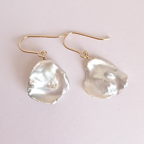 Sold- 14kgf 花びらみたいなケシパールのピアス
