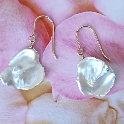 Sold- 14kgf 花びらみたいなケシパールのピアス