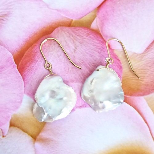 Sold- 14kgf 花びらみたいなケシパールのピアス