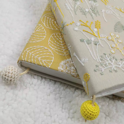 Katachi Selected・ 【全面手刺繍のブックカバー『可愛い葉っぱ