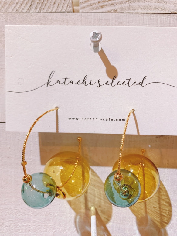 Katachi Selected・「18Kガラスボール」丸ボール/リングピアス(両耳：水色×オレンジ) 4枚目の画像