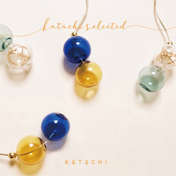 Katachi Selected・「18Kガラスボール」丸ボール/吊り下げピアス(両耳：青×オレンジ) 1枚目の画像