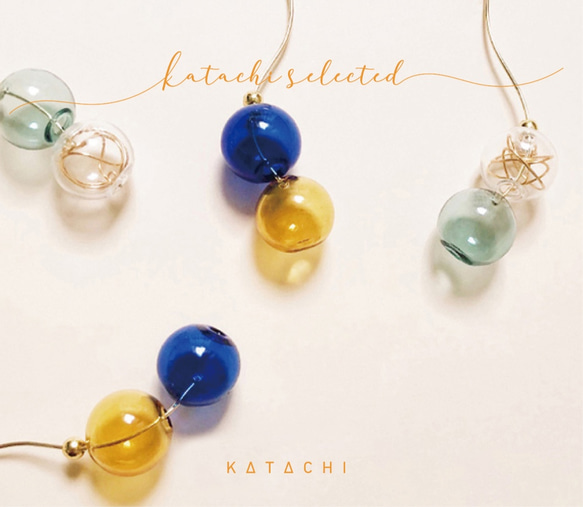 Katachi Selected・「18Kガラスボール」丸ボール/吊り下げピアス(両耳：青×オレンジ) 1枚目の画像