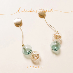 Katachi Selected・「18Kガラスボール」丸ボール/吊り下げピアス(両耳：青×オレンジ) 2枚目の画像