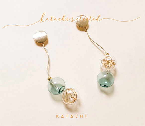 Katachi Selected・「18Kガラスボール」丸ボール/吊り下げピアス(両耳：青×オレンジ) 2枚目の画像