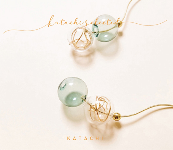 Katachi Selected・「18Kガラスボール」丸ボール/吊り下げピアス(両耳：青×オレンジ) 3枚目の画像