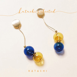 Katachi Selected・「18Kガラスボール」丸ボール/吊り下げピアス(両耳：青×オレンジ) 4枚目の画像