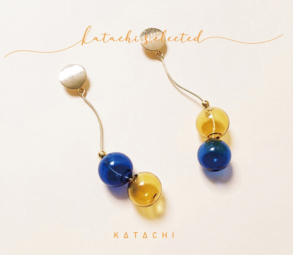 Katachi Selected・「18Kガラスボール」丸ボール/吊り下げピアス(両耳：青×オレンジ) 4枚目の画像