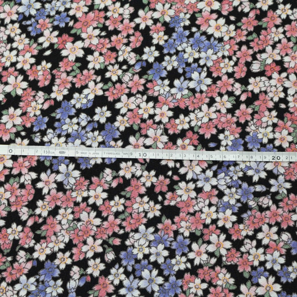 「小桜」黒　和柄　生地　ちりめん　和風　ポリエステル　Japanese　ハンドメイド　手作り 3枚目の画像